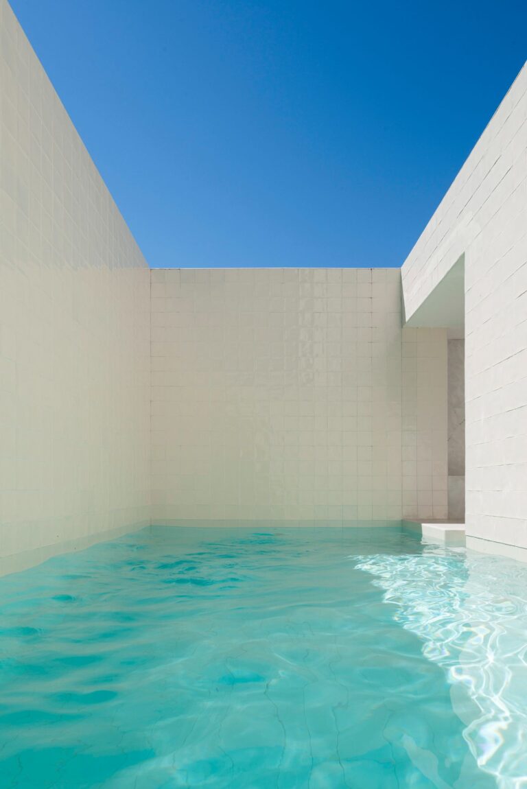 69c78b24a0419e83496aca57 60eece40030e0e49fa9ffc16 thisispaper lisbon guide house alfama matos gameiro arquitectos 13 768x1150